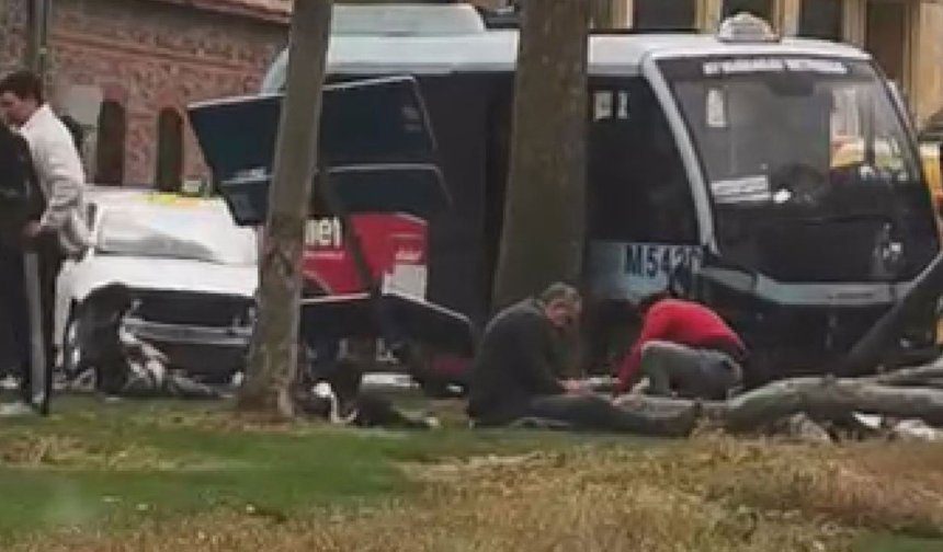 Kontrolden çıkan dolmuş bariyerlere çarptı