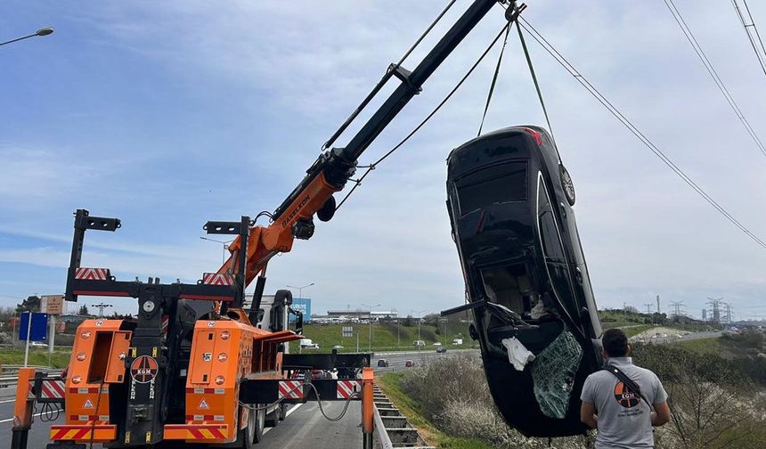 Lüks otomobiliyle kaza yaptı: Araç çayırlık alana uçtu