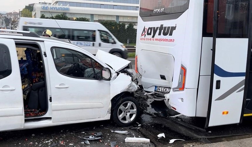 Maltepe’de kaygan yol kazası: Sürücü araçta sıkıştı