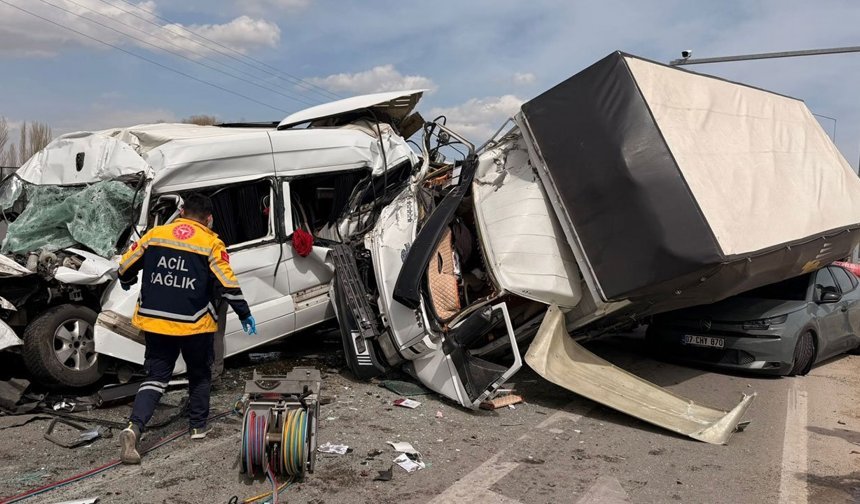 Kırmızı ışıkta bekleyen araçlara kamyon çarptı