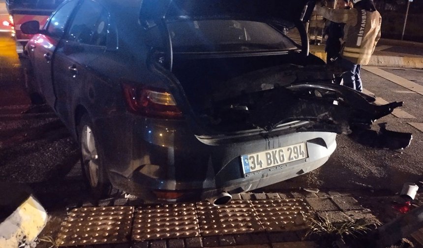 Kartal’da iki otomobil çarpıştı