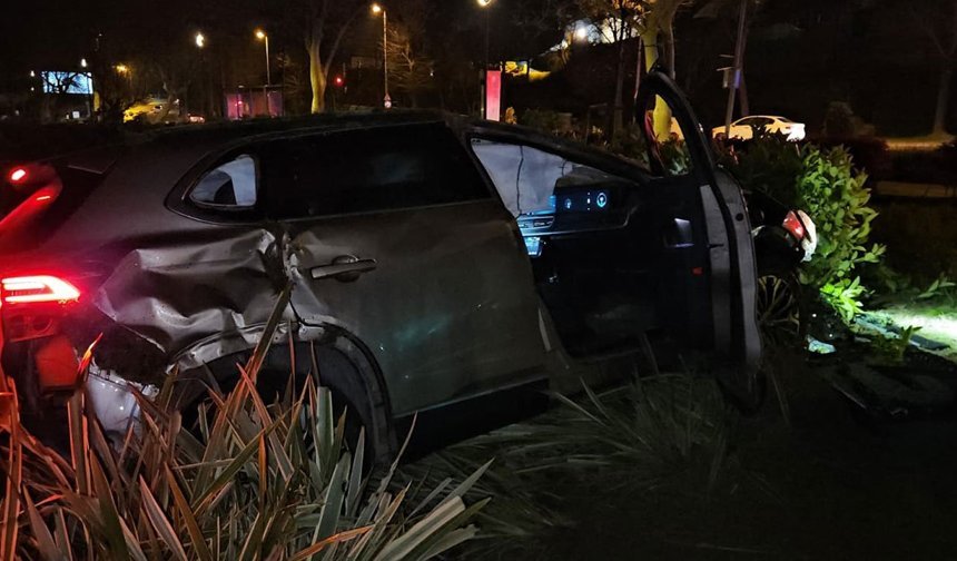 Fatih’te faciadan dönüldü: Araç takla attı, 4 kişi kurtuldu