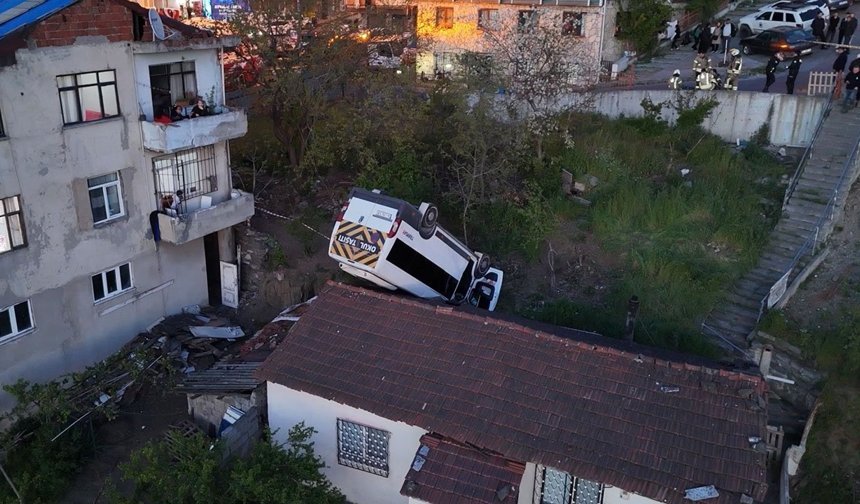 Ters yönde inerken facia: Okul servisi çatıya düştü, şoför kurtarılamadı