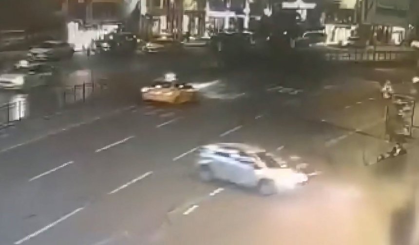 Şişhane’de ölüm getiren çarpışma: Motosiklet durağa savruldu