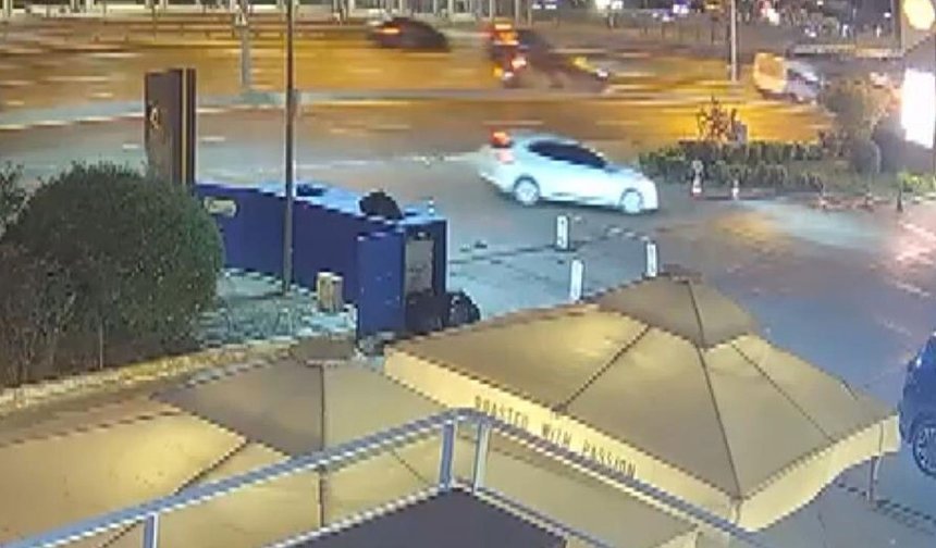 Kafede oturanlar ölümden döndü: Kontrolden çıkan araç içeri daldı