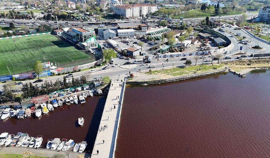Küçükçekmece Gölü’nde dikkat çeken renk değişimi