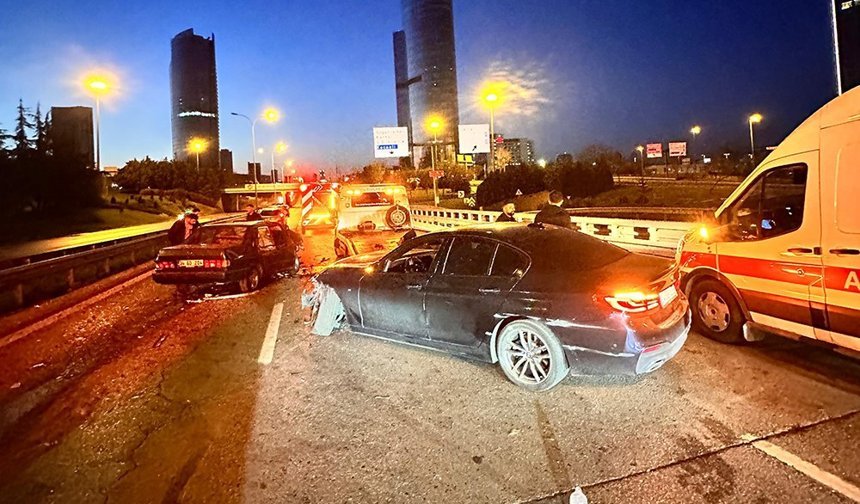 Dört aracın karıştığı zincirleme kaza: 1'i ağır 4 yaralı