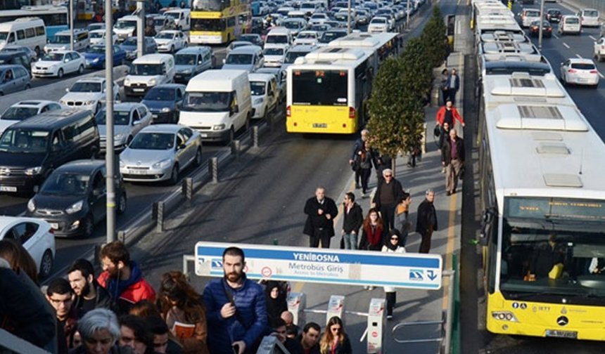 Metrobüs hattında sabah kaosu: Yolcular isyan etti
