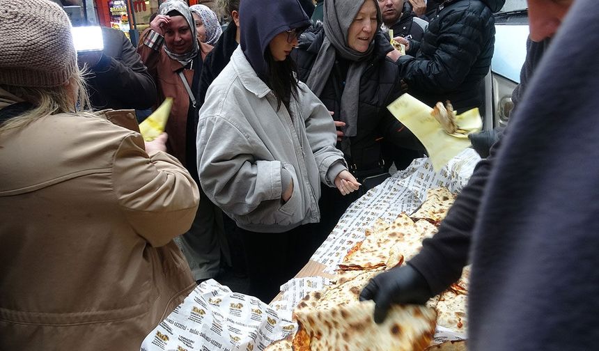 Milli Takım için lokma ve lahmacun dağıttı