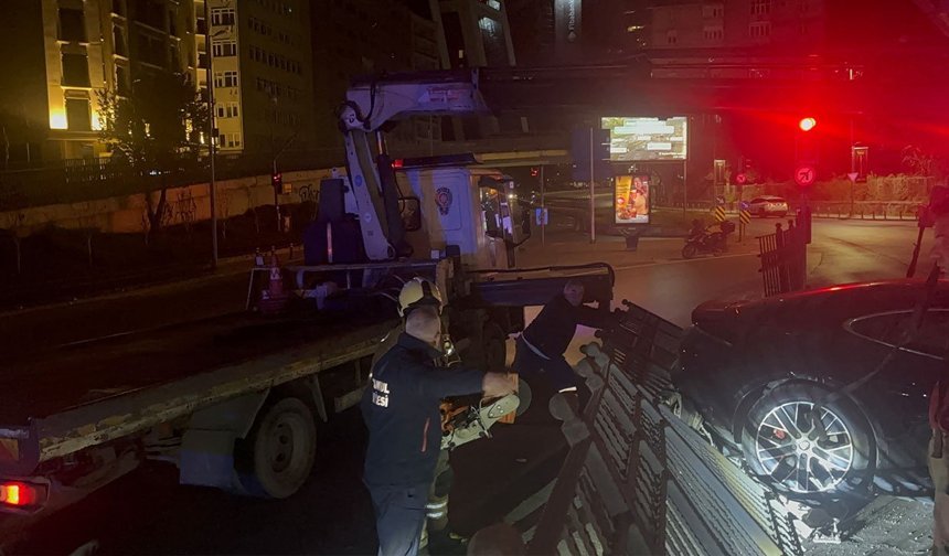 Şişli’de sabah saatlerinde korkutan kaza: Lüks otomobil hurdaya döndü