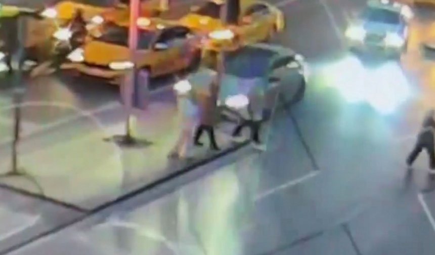 Şişli’de korkunç kaza: Devrilen direk turistin üzerine düştü