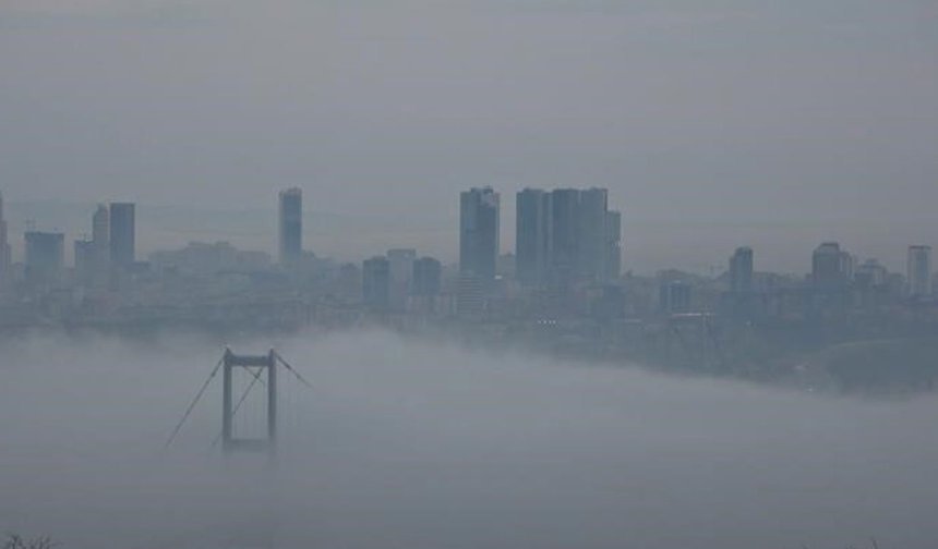 İstanbul'da yoğun sis: Boğaz hattı trafiğe kapatıldı