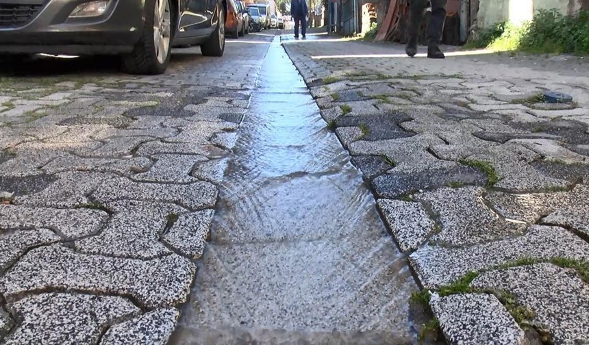 Ataşehir’de şebeke suyu israfı: Mahalleli çözüm bekliyor