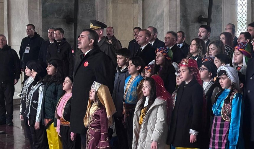 Bakan Tekin, öğrencilerle Anıtkabir'i ziyaret etti