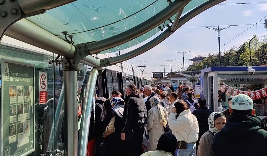 Tramvay durdu, yolcular yürüdü