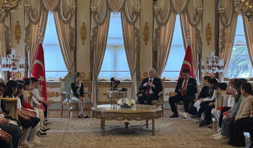 İstanbul Valisi koltuğunu 2'nci sınıfı Asmin Ayşe Aslan'a bıraktı