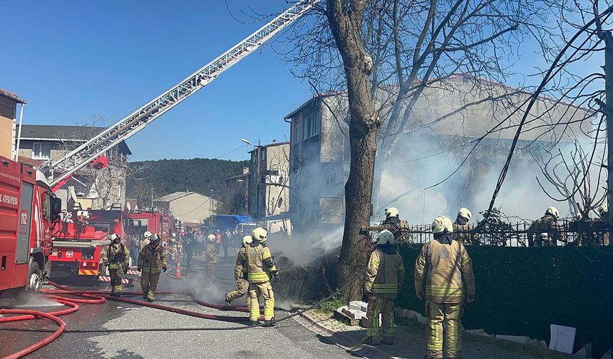 Ümraniye’de korkutan yangın: Hurdalık alan zarar gördü