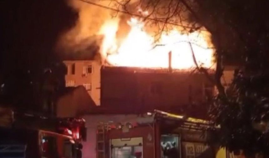 3 katlı binanın çatısı alev alev yandı