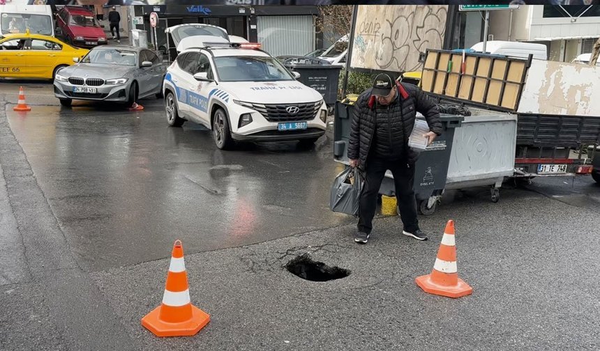 Şişli’de yağmur sonrası yol çöktü