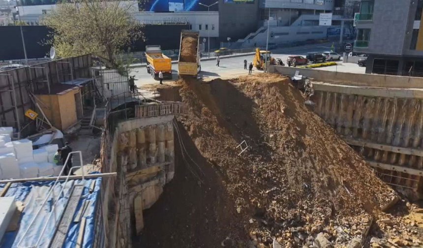 Fenerbahçe Stadyumu'nun yanındaki inşaat duvarında çökme