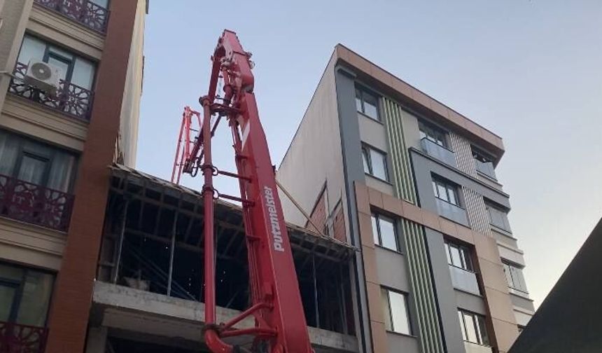 İnşaatta yapılan beton dökme işlemi sırasında yandaki binanın duvarı çöktü