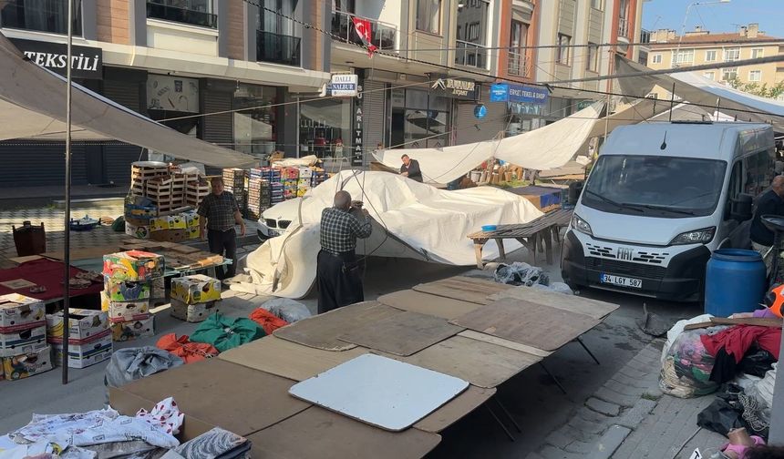 Avcılar'da pazar erken kuruldu, park eden araçlar esnafı mağdur etti