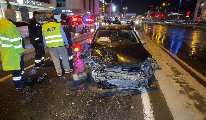 Avcılar'da üç aracın karıştığı zincirleme kaza: 2 yaralı
