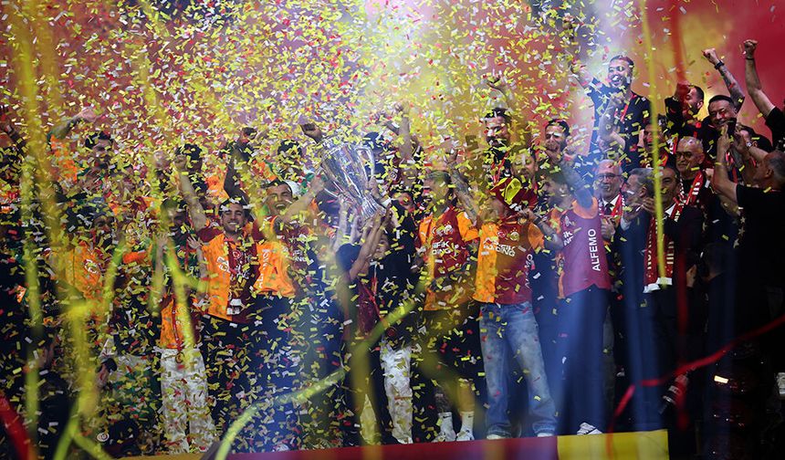 Şampiyon Galatasaray kupasına kavuştu