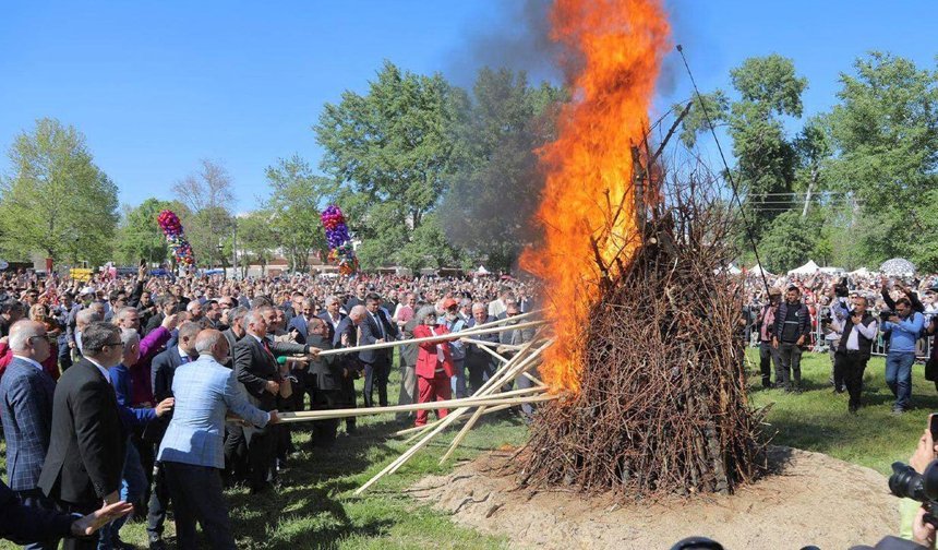 Kakava ateşi, binlerce kişinin katılımıyla yakıldı