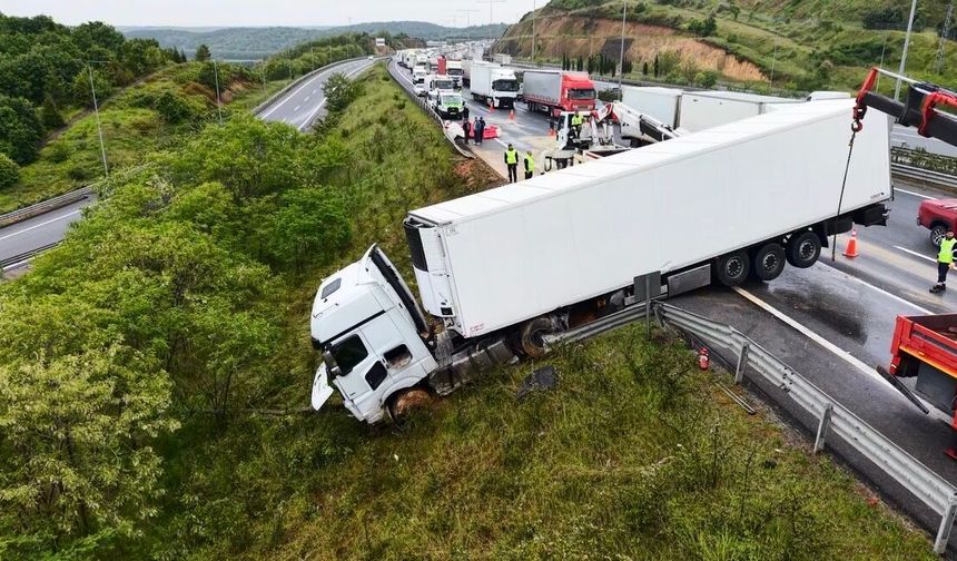 Kuzey Marmara'da otomobilin çarptığı tır bariyerleri aşıp yoldan çıktı