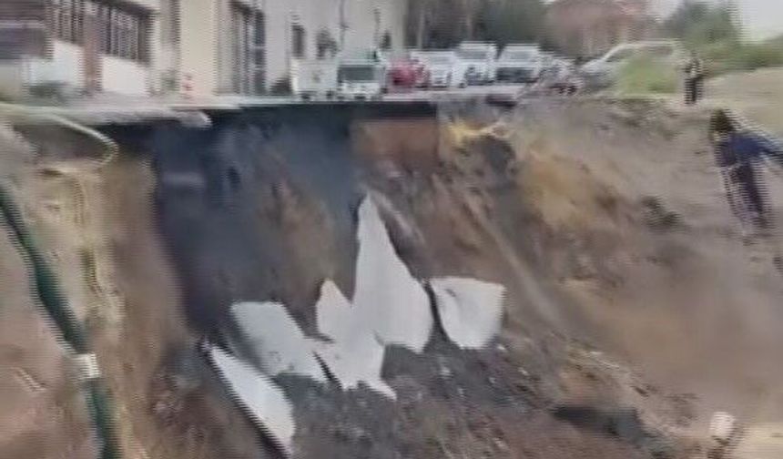 Beylikdüzü’nde inşaat çalışması sırasında yol çöktü