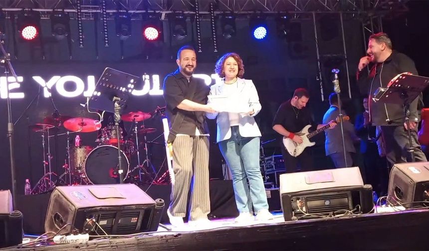 Üniversite şenliğinde sürpriz tören: Müzisyenlere sahnede diploma
