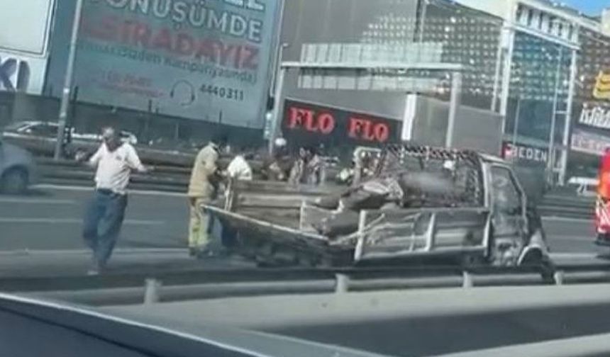 Bahçelievler’de seyir halindeki kamyonet alevlere teslim oldu