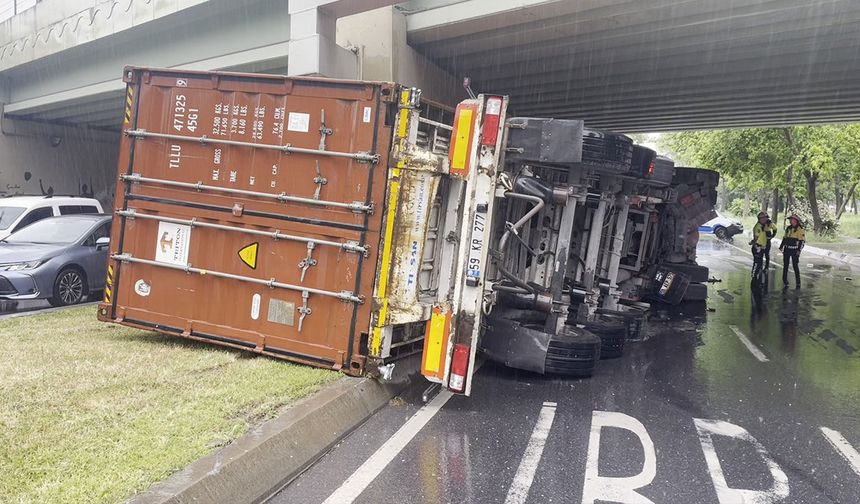 Bakırköy'de üst geçide çarpan TIR devrildi