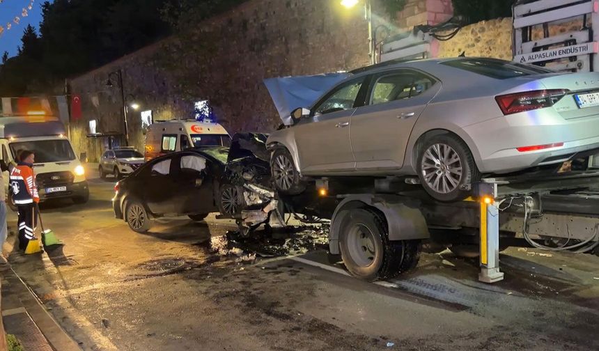 İki otomobil hurdaya döndü: Beşiktaş’ta 9 kişi yaralandı