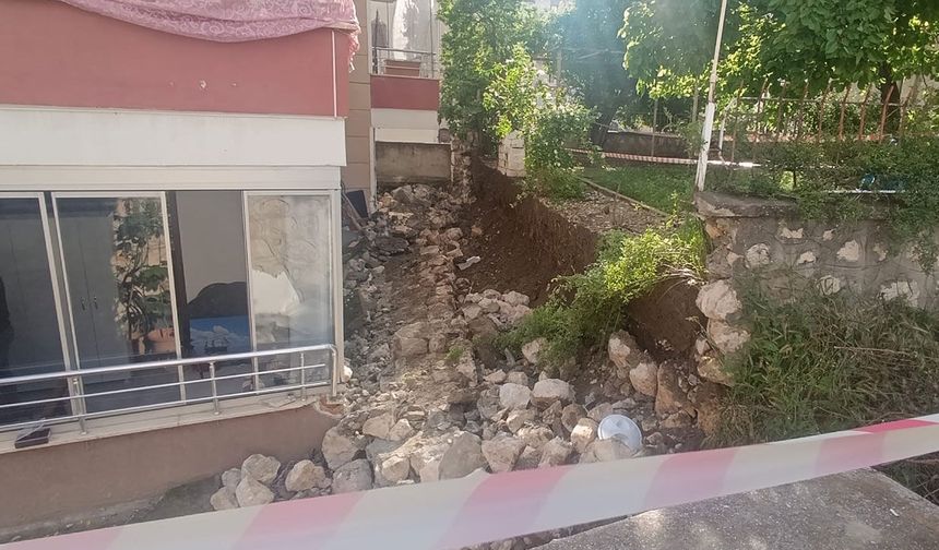 Büyük gürültüyle çöken duvar paniğe neden oldu