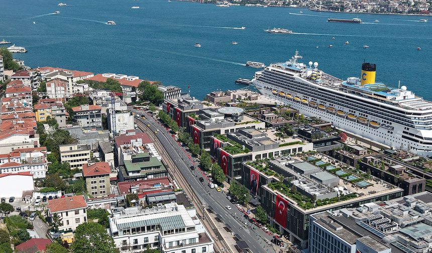 Beyoğlu 19 Mayıs’ta kırmızı beyaza büründü