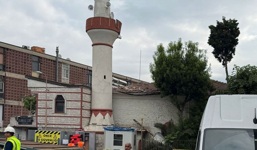 400 yıllık camide kaza: Minare kubbesi yıkıldı