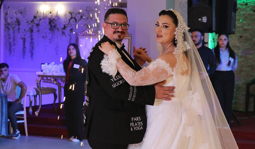 Düğün masrafına yaratıcı çözüm: Damadın damatlığı reklam panosuna döndü