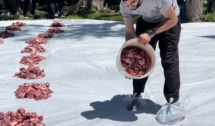 Bir asırlık gelenek yaşatıldı: 140 kurban köy halkına dağıtıldı
