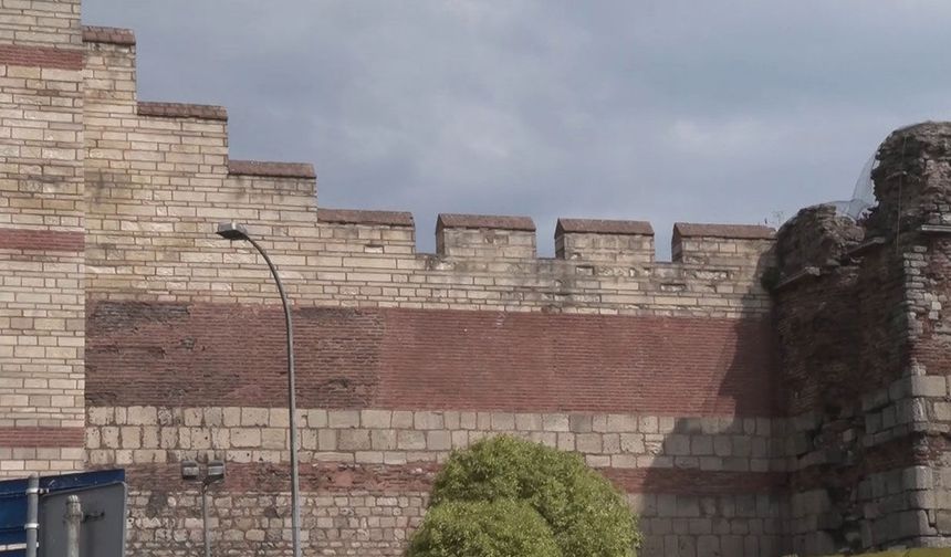 Fatih’te surlarda şüpheli buluşma: İhbar üzerine ekipler müdahale etti
