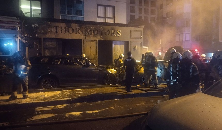 Kadıköy’de korku dolu gece: Yanan otomobil diğer araçlara sıçradı