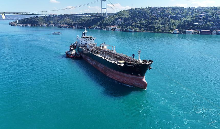 İstanbul Boğazı'nda gemi trafiği çift yönlü askıya alındı