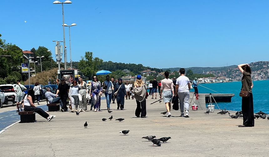 Bayramda İstanbul sessizliğe büründü: Sahiller ve parklar doldu