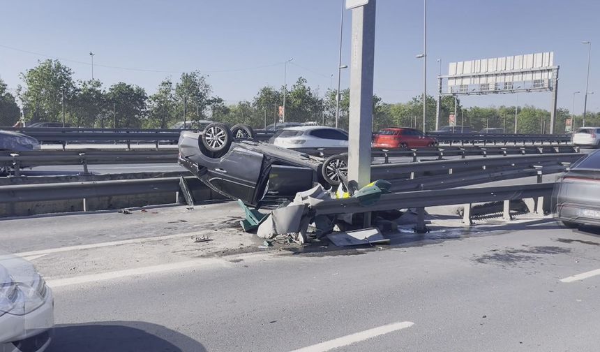 D-100 Karayolu'nda otomobil bariyerlere çarparak takla attı