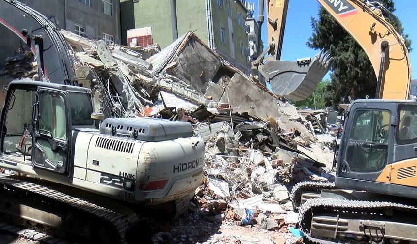 Yıkımı yapılan bina, bitişiğindeki binanın üzerine çöktü