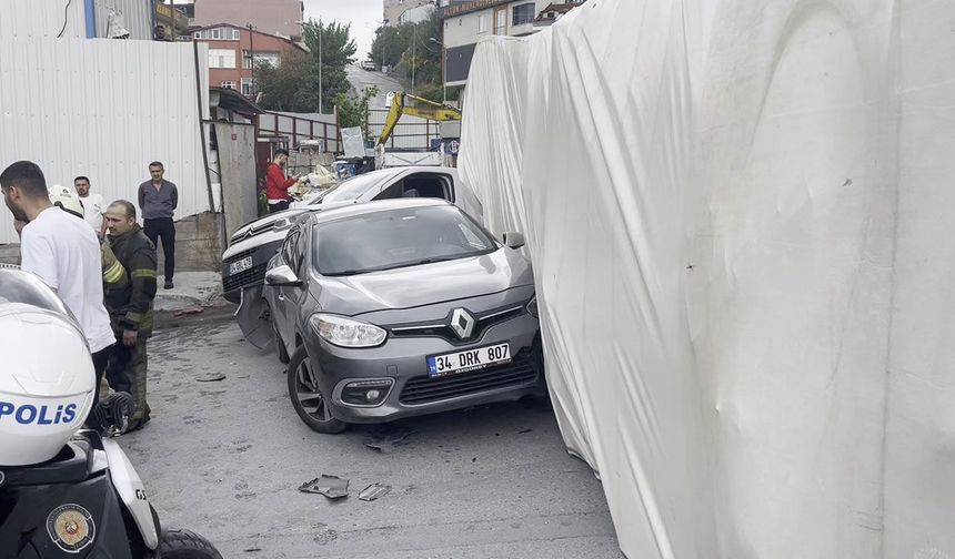 Başakşehir'de TIR iki aracın üzerine devrildi