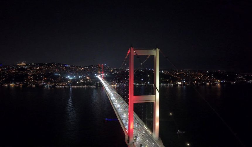 15 Temmuz Şehitler Köprüsü sarı-kırmızıya büründü