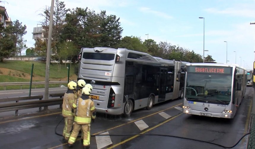 Üsküdar’da metrobüsün motor kısmında çıkan yangın söndürüldü