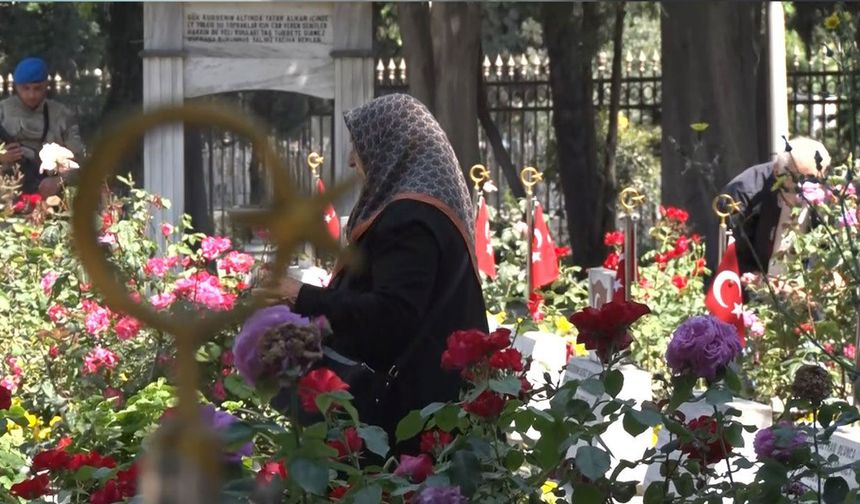 Edirnekapı Şehitliği’nde duygusal arife: Şehit yakınları mezar başında dua etti
